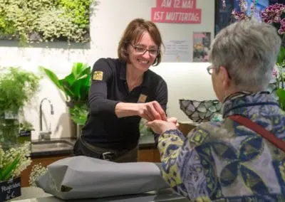 Freundliche Floristin