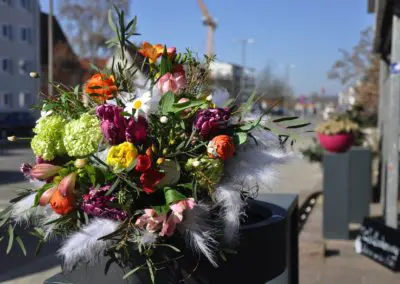 Frühlingsstrauß mit Federn F4