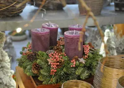 Violetter Adventskranz Mit Beeren